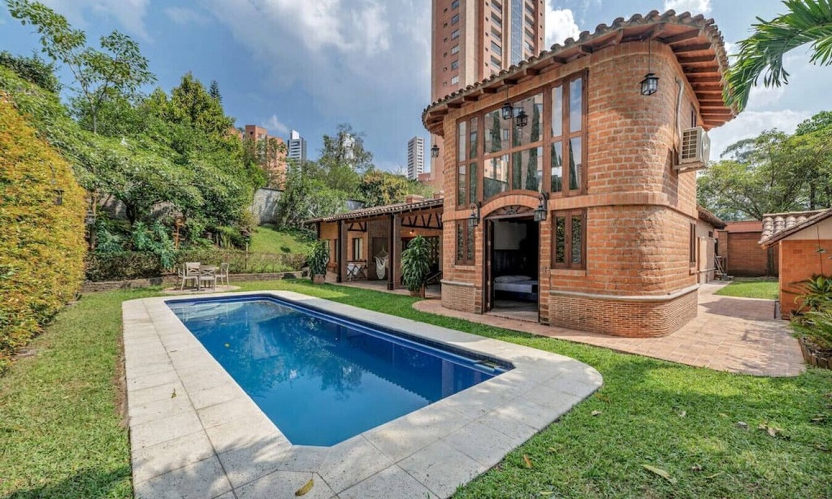 El Poblado House | 4BR Villa Heated Pool Private Nightclub-El Poblado