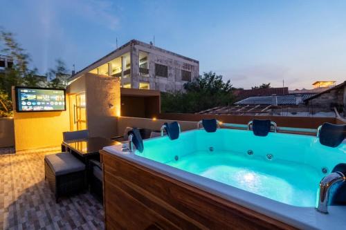 Centro House | 7BR Walled City Diamond Villa - Rooftop Heated Jacuzzi