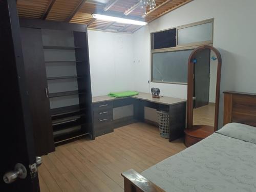 Envigado House | Alcoba amplia con cama doble