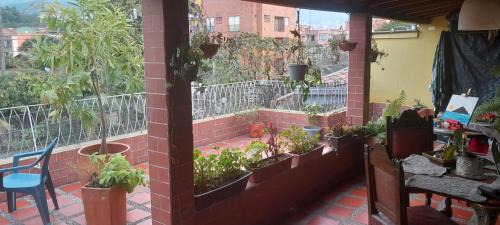 Laureles House | Alcobas con desayuno incluido baño compartido
