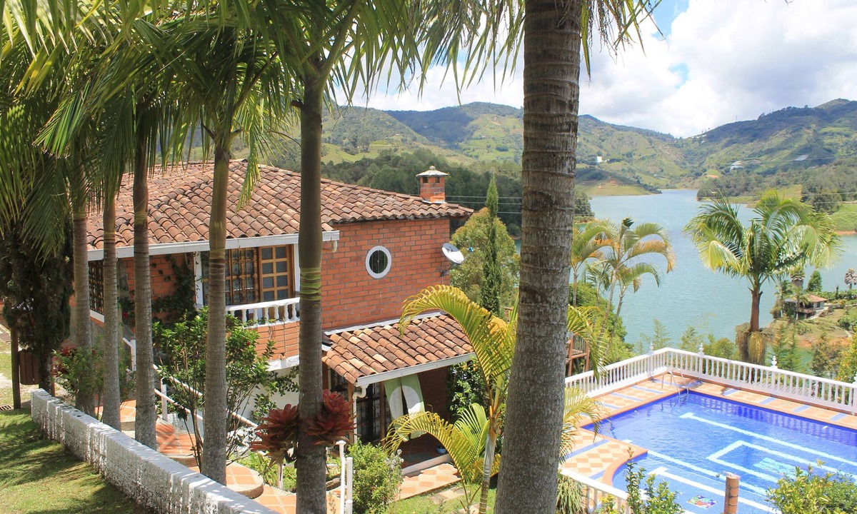 El Penol House | Beautiful Cozy Villa with a Private Pool and Lake View