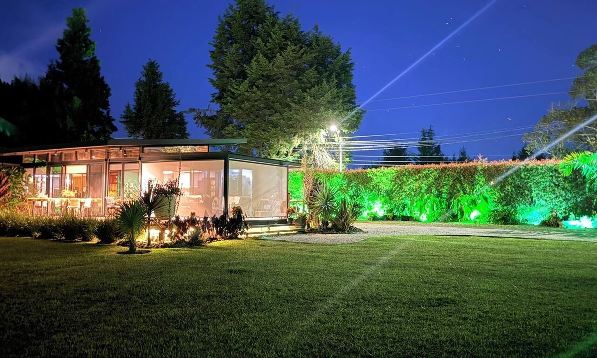 Rionegro Cottage | Beautiful Finca with Jacuzzi. Large green areas, surrounded by vegetation.