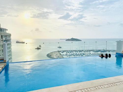 Historic Center Apartment | Blue Loft 14th floor with balcony overlooking the ocean and marina, Jacuzzi, Sauna, Turkish bath, swimming pool, gym, spa y bar
