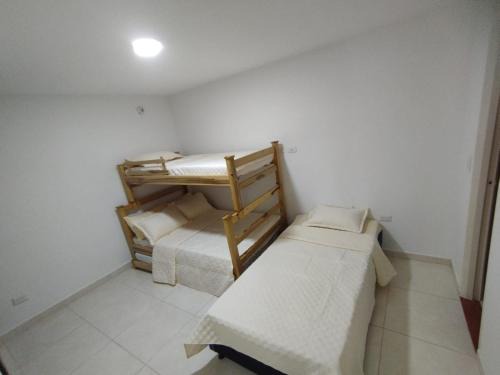 San Gil Apartment | BONITO APARTAMENTO CON GARAJE Piscina fuera del alojamiento a 500 mts