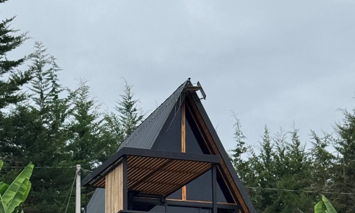 Guarne Cabin | Cabin with a private hot tub and a view of the mountains