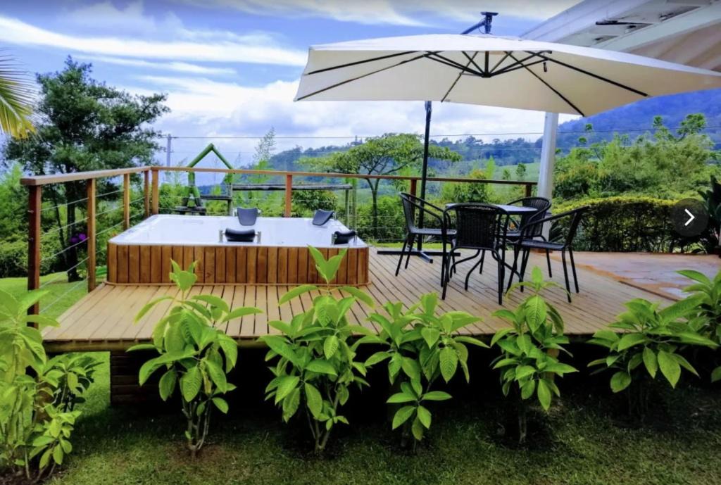 Fredonia Apartment | Caja De Oro - Finca Colonial de 6 Habitaciones y Jacuzzi en Fredonia