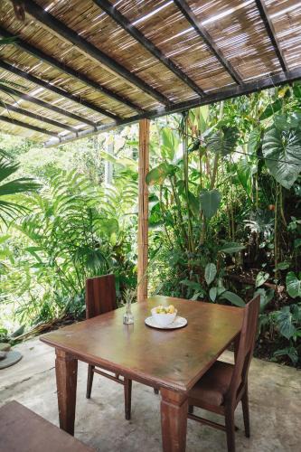 Cocorna House | Casa blanca, Refugio Natural Jacaranda