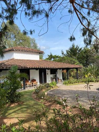 Guarne House | Casa campestre en Oriente de Antioquia con Jacuzzi