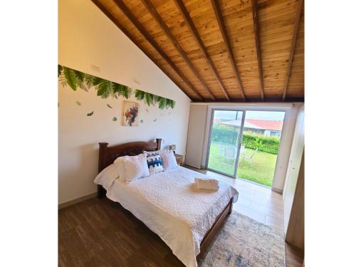 Armenia House | Casa Campestre en zona exclusiva con Jacuzzi, a 10 min del aeropuerto, 20 min parque del café, WiFi, parqueadero privado, vigilancia 24 hrs y amplias zonas sociales