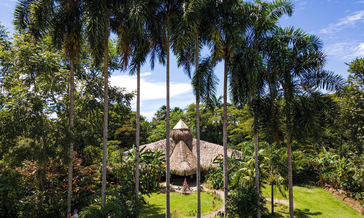 Restrepo Cabin | Eco-friendly structure, inspired by a Yarumo leaf, features five deluxe guest rooms ideal for couples, families, or small groups of up to four guests.