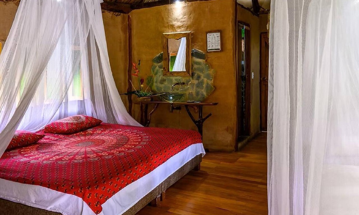 Restrepo Cabin | Eco-friendly structure, inspired by a Yarumo leaf, ideal for couples, families, or small groups of up to four guests. Surrounded by tropical nature, lakes, forest trails, birdlife, and peaceful vibes.