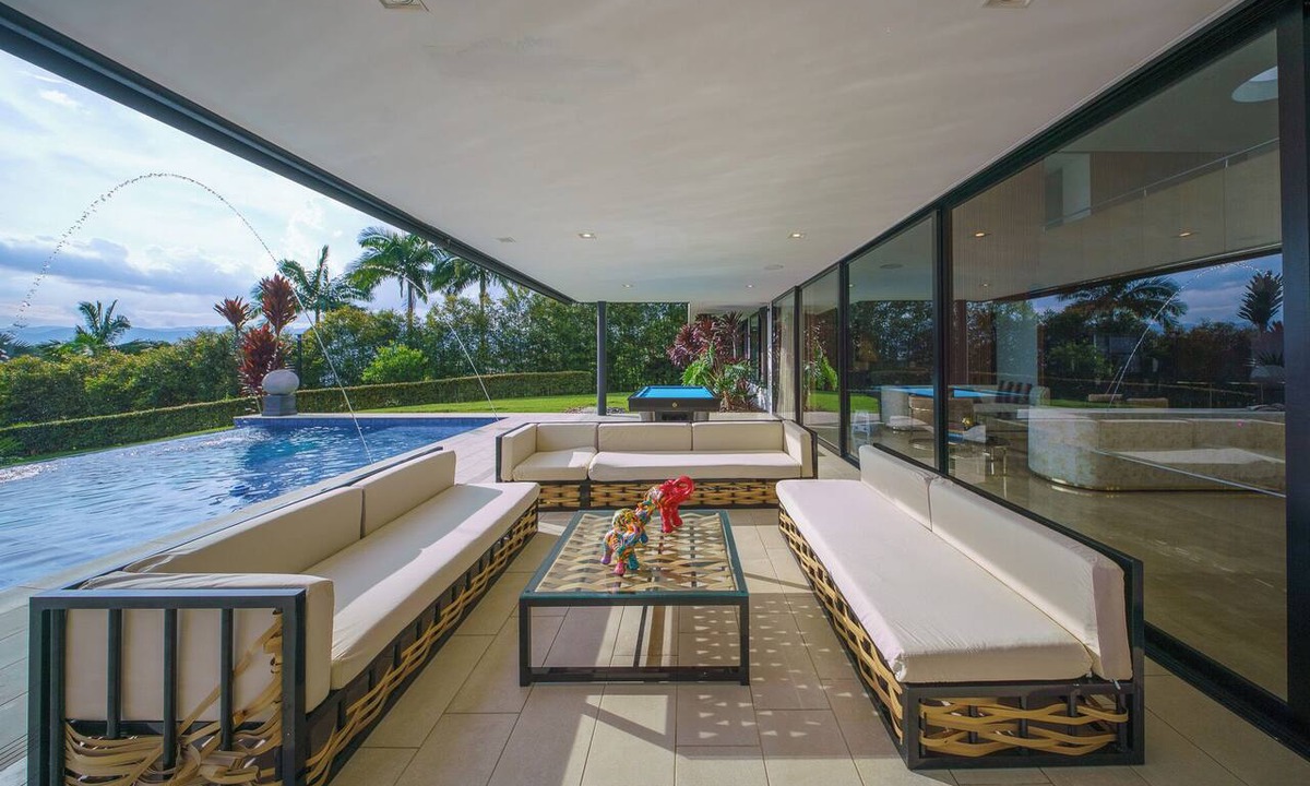 Popular Villa | El Poblado Mansion | 9-Bedroom Infinity Pool, Jacuzzi, Sauna, Gym, Chef