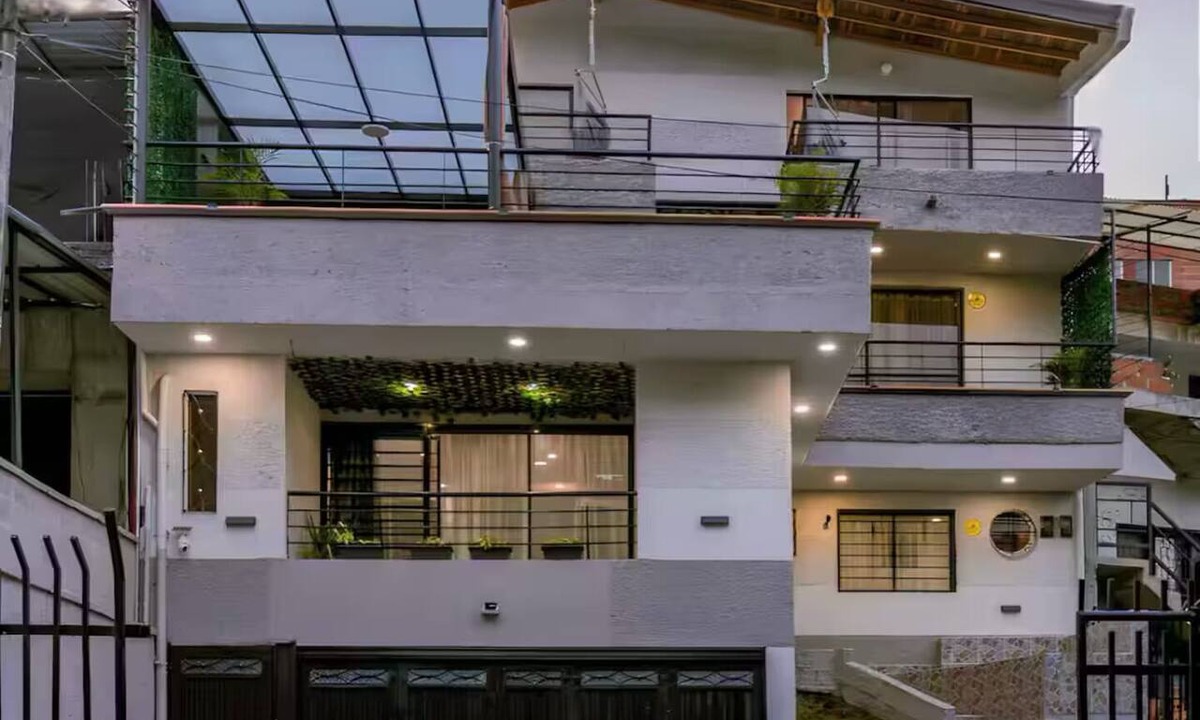 Buenos Aires House | Entire Building for Groups of 16+ in Medellín