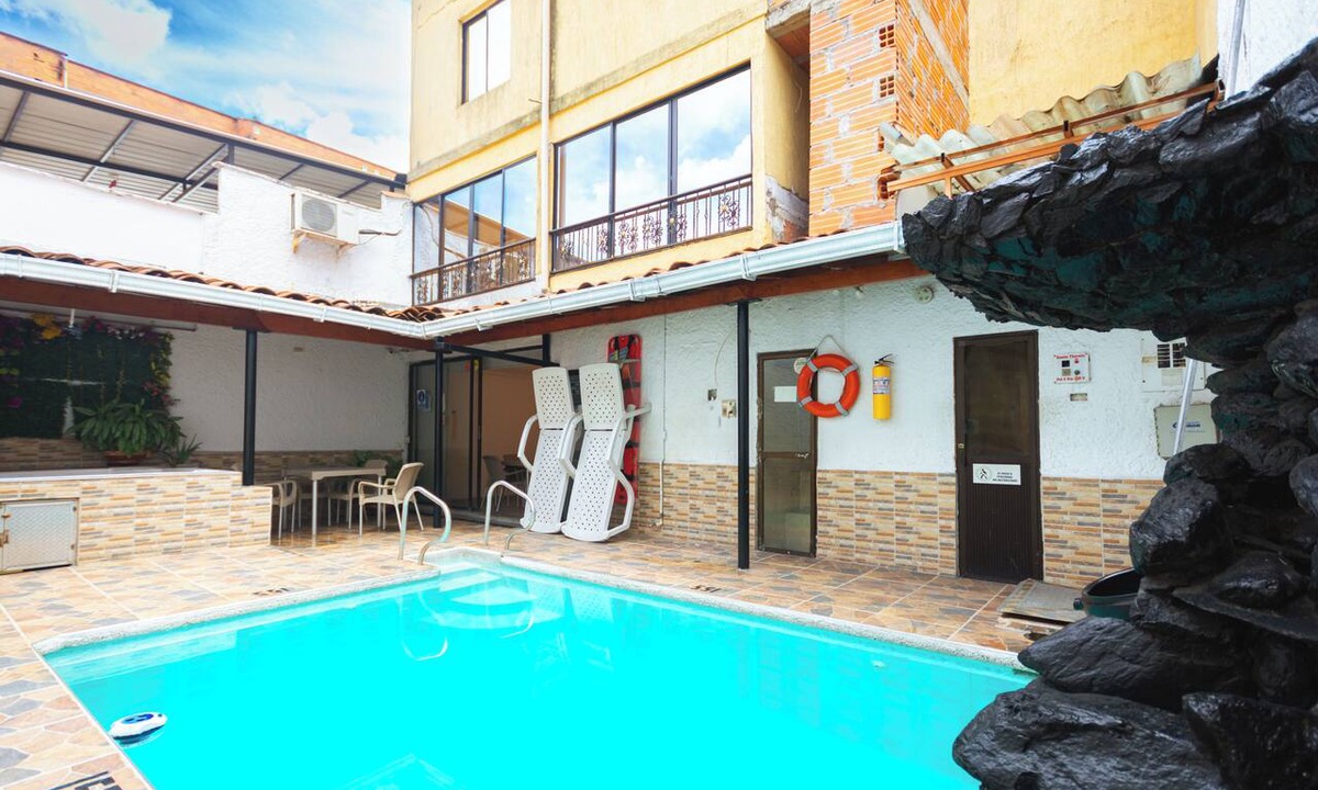 Laureles - Estadio Hotel | Family or Group Getaway in Los Colores (With Pool)