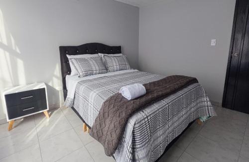 Calle 26 Hotel | Habitación Privada en Kzona, Cerca al aeropuerto, Ideal para Escalas y Trámites