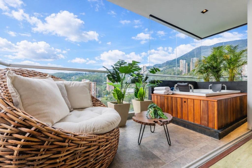 El Tesoro Apartment | High-Rise Luxury with Private Jacuzzi & Skyline