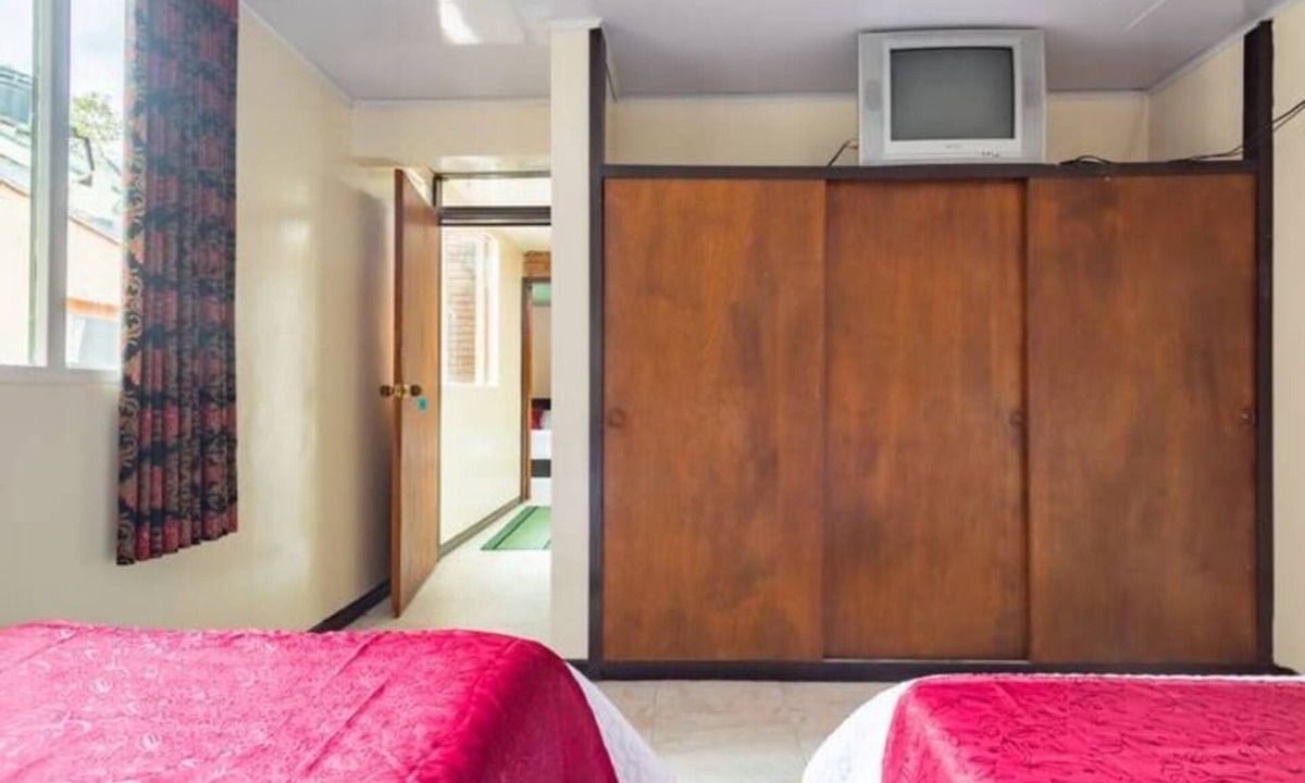 Campin House | Historic House's Bedroom w/Garden, Patio, Private Bathroom & Free WiFi. Near Airport & Embassy,