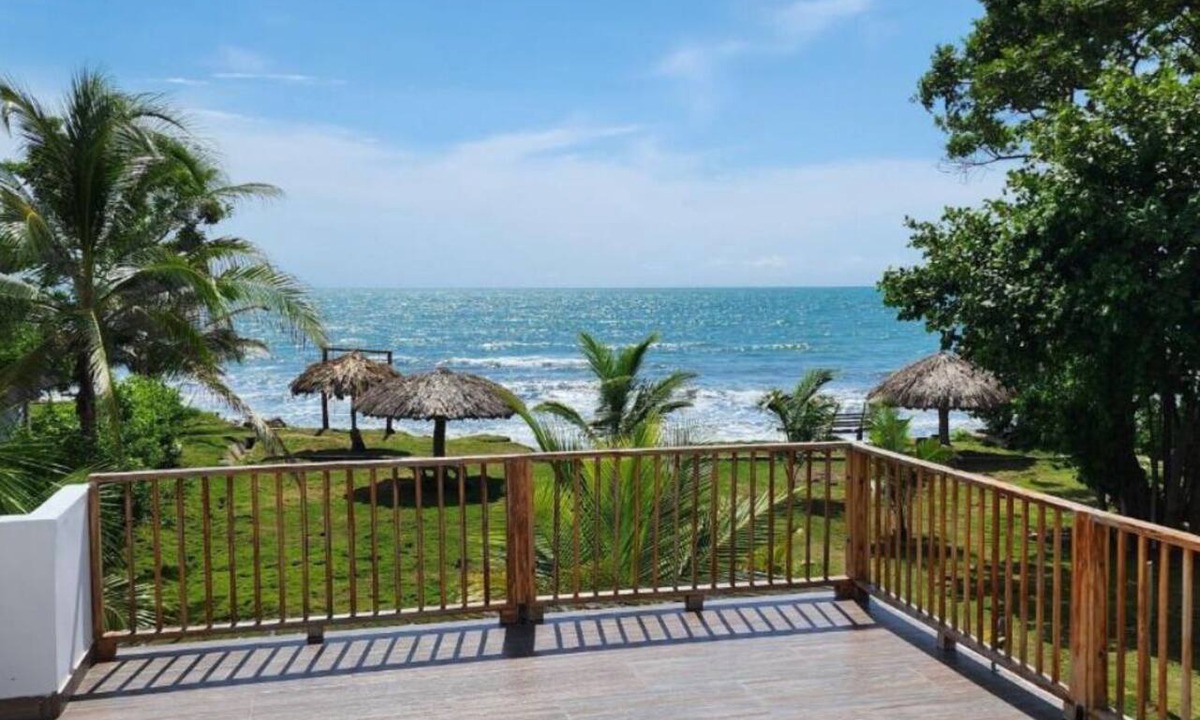 Monitos Cabin | House on the Beach, Oceanfront, Suite-Style House
