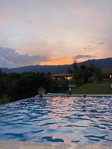 Tamesis House | increible casa de campo con piscina y jacuzzi!