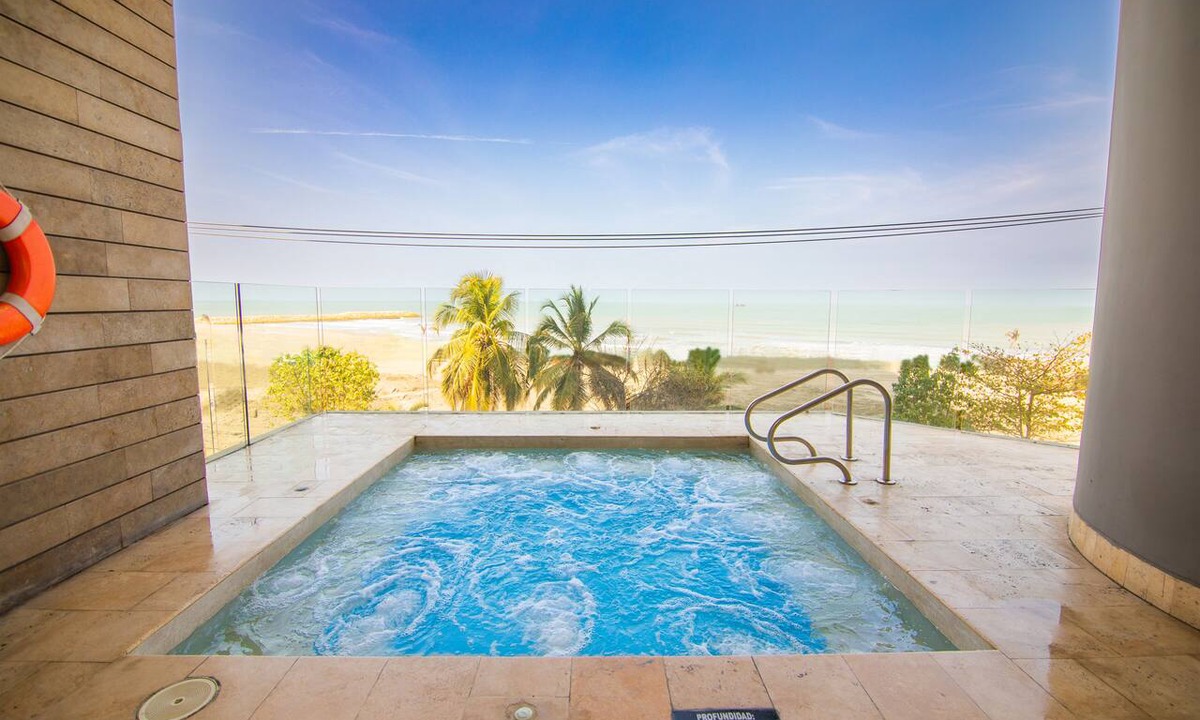 Bocagrande Apartment | King Bed · Ocean View · Rooftop Pool · Bocagrande