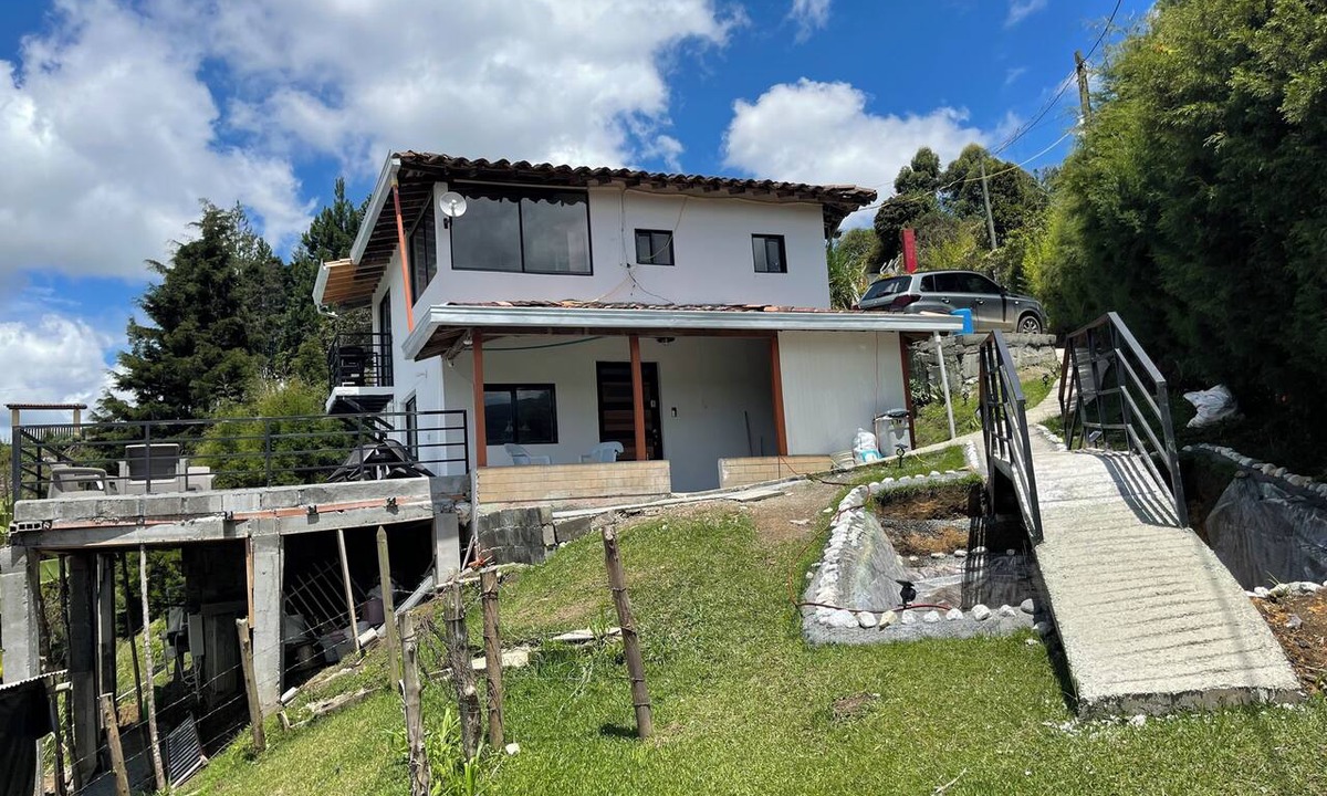 Guarne House | Lovely 4-bedroom house in Guarne perfect for your getaway