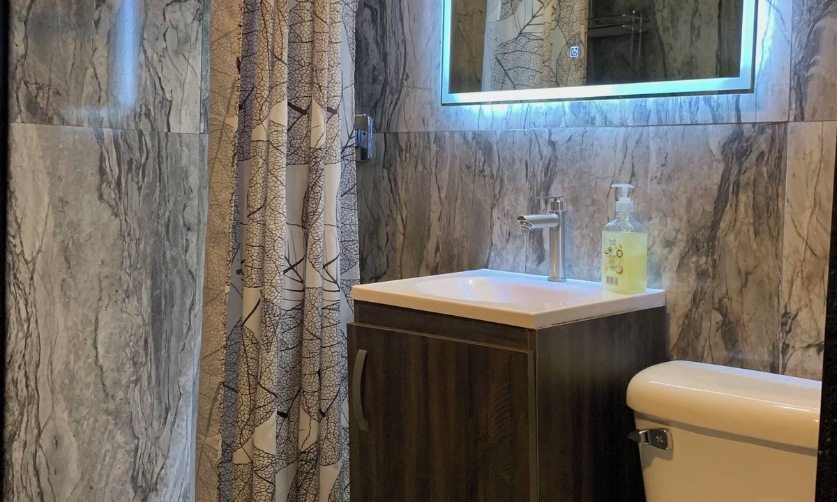 Zona Rosa Apartment | Luxor Suite #4 Icon @ Lleras Park 201