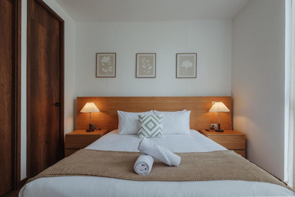 Retiro Apartment | Modern El Retiro Suite for Two + Free Parking