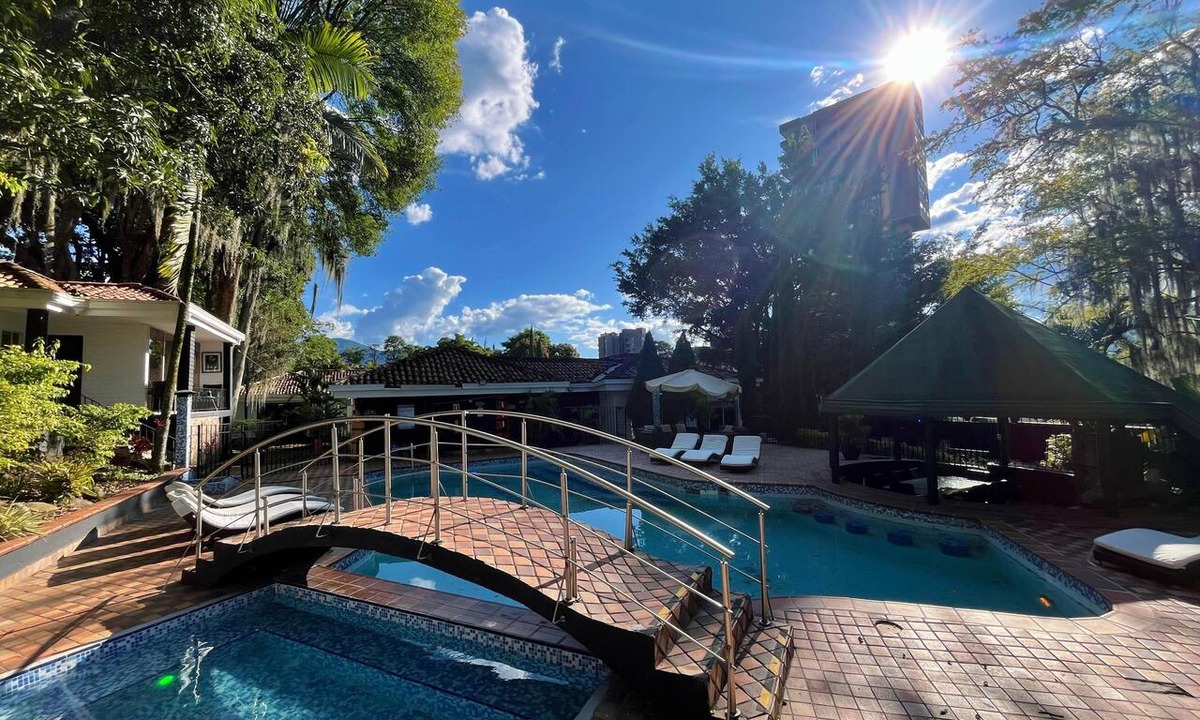 El Castillo House | Private Poblado Tropical Estate 12BR Pool 18-Person Jacuzzi Walk to Golden Mile