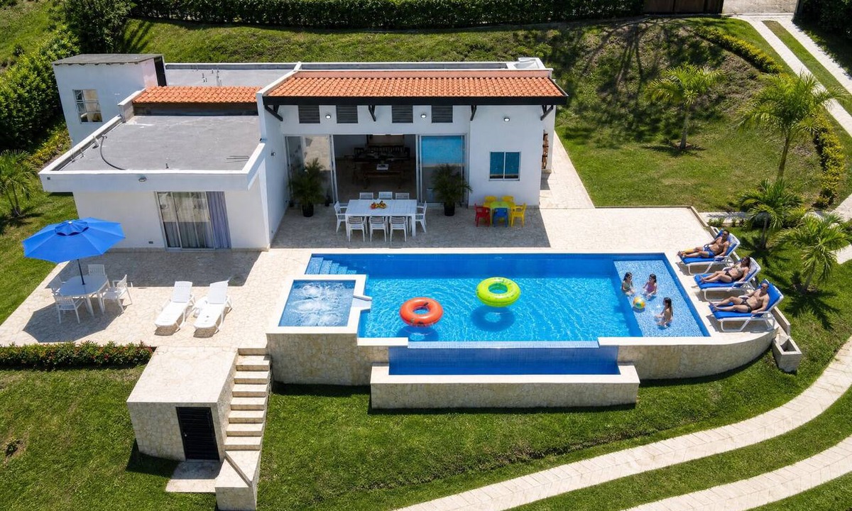 Sopetran House | Private villa with an infinity pool and a sports court · 20 guests