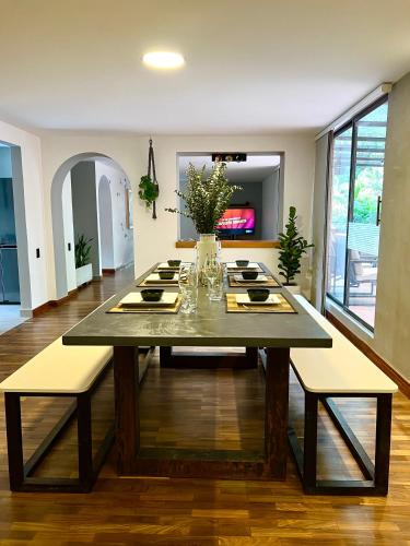 La Florida Apartment | Provenza Oasis ~ Renovated Apt ~ Pvt Terrace ~ 500mbWiFi