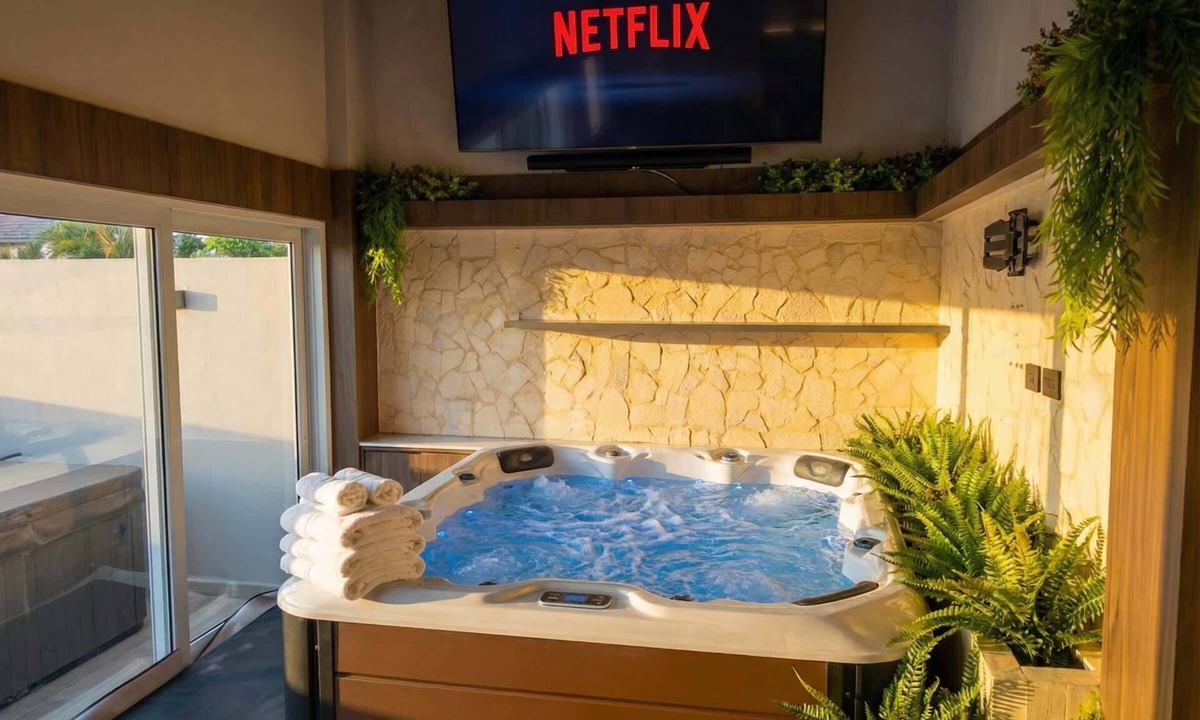La Florida Apartment | Provenza Penthouse | Jacuzzi, Sauna & Cold Plunge Walk Everywhere