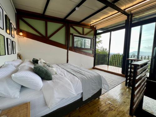 Jerico House | Refined cabin, panoramic views, steps from Jericó