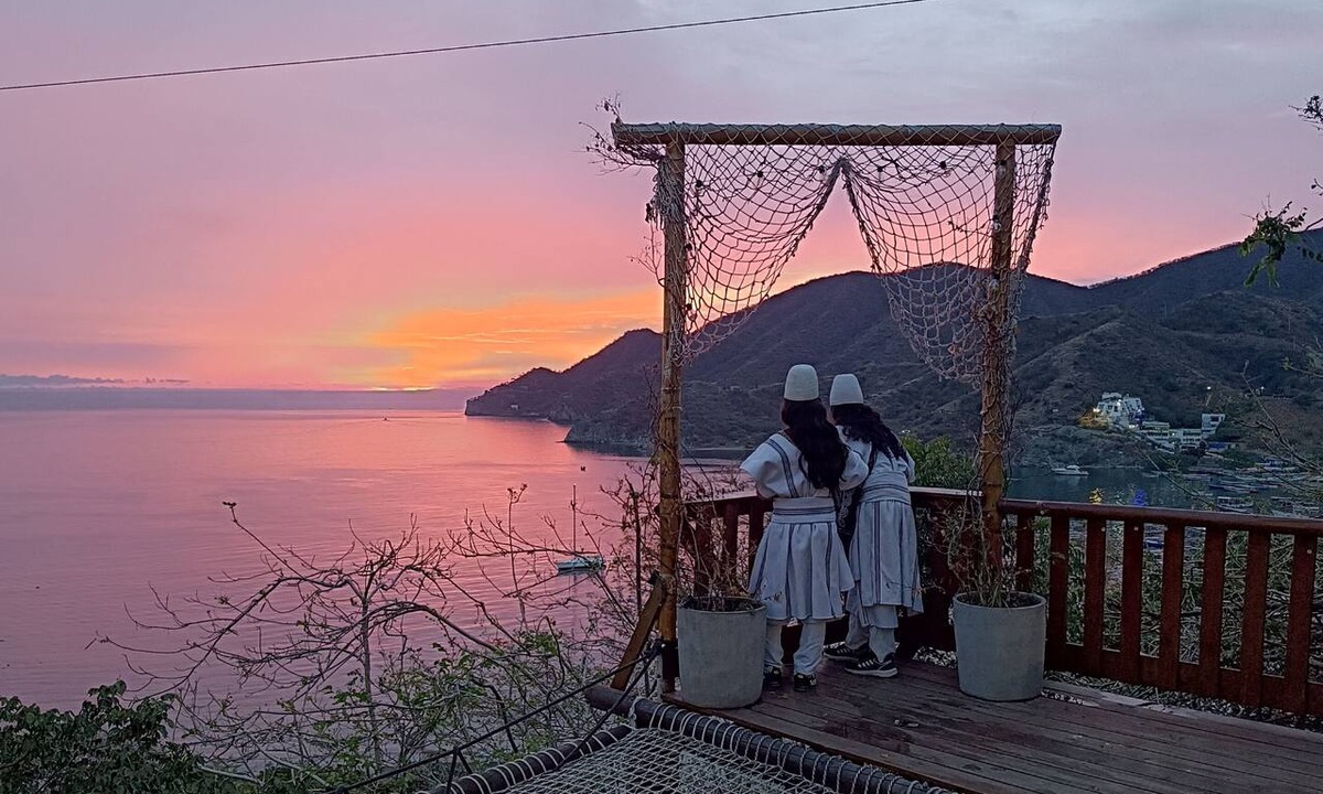 Taganga Hotel | Resort with a pool, ocean view, bar, and restaurant.