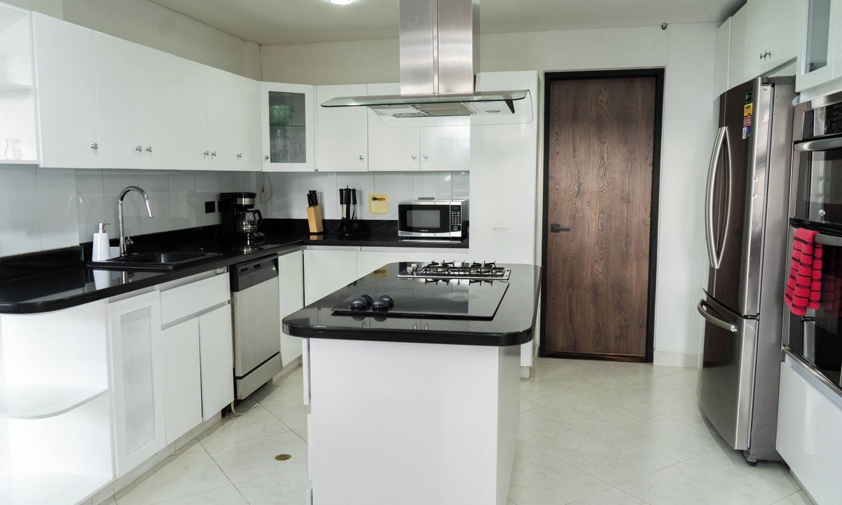 El Tesoro House | ROOMY HOUSE IN POBLADO/JACCUZZI/AC/VISITORS ALLOWED