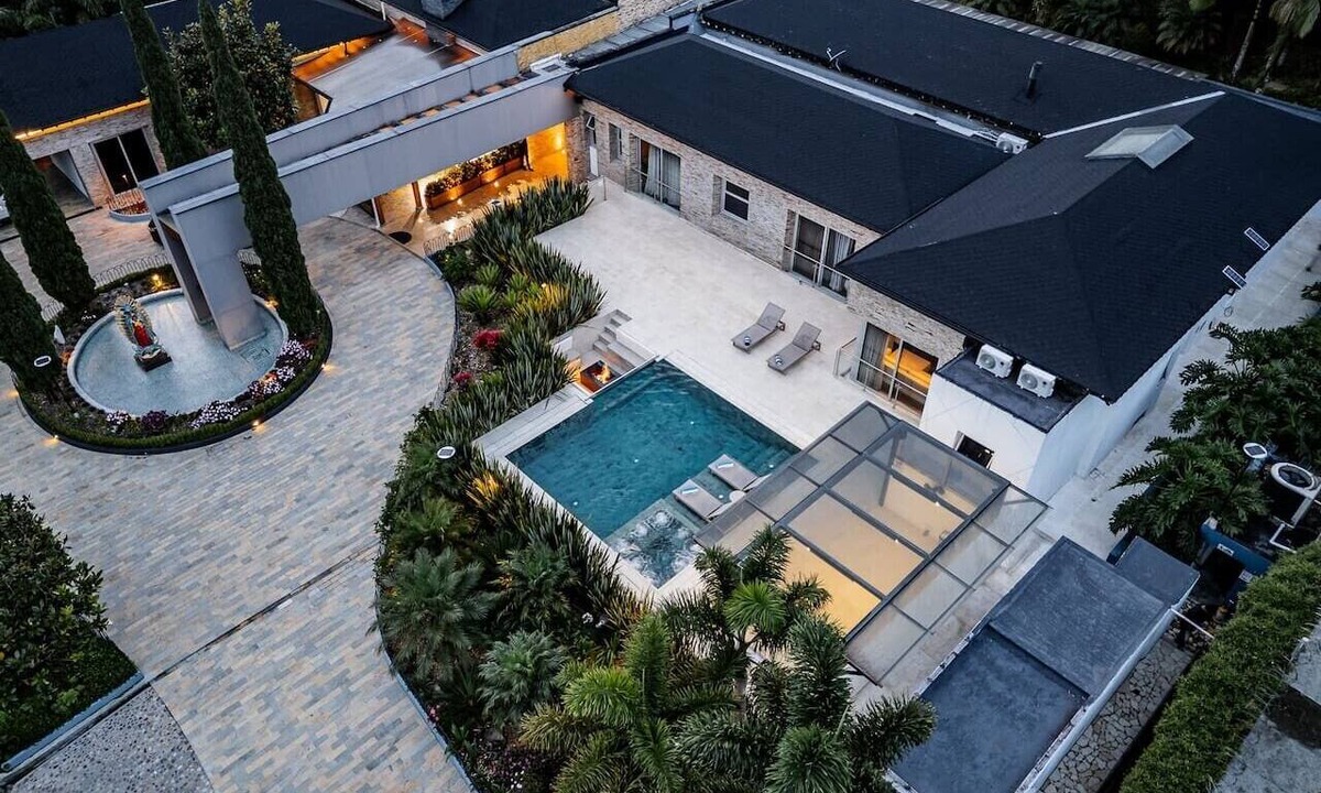 El Poblado House | San Antonio Mansion | Jacuzzi | Fire Pit | Cinema