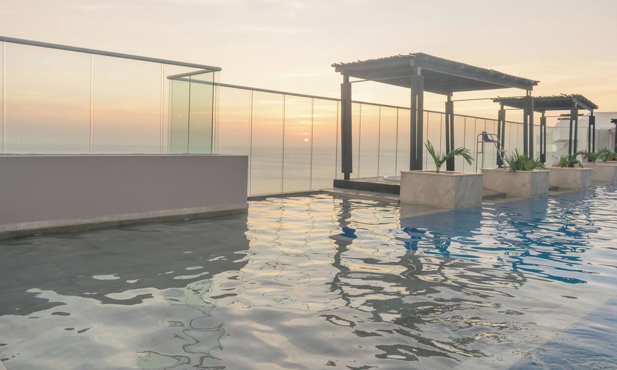 El Rodadero Apartment | Santa Marta: Sunset View, Pools, and Private Beach in Pozos Colorados