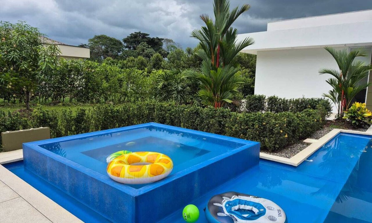 Restrepo House | Spacious 4-Bedroom Country House with a Pool, Jacuzzi, and Lush Gardens