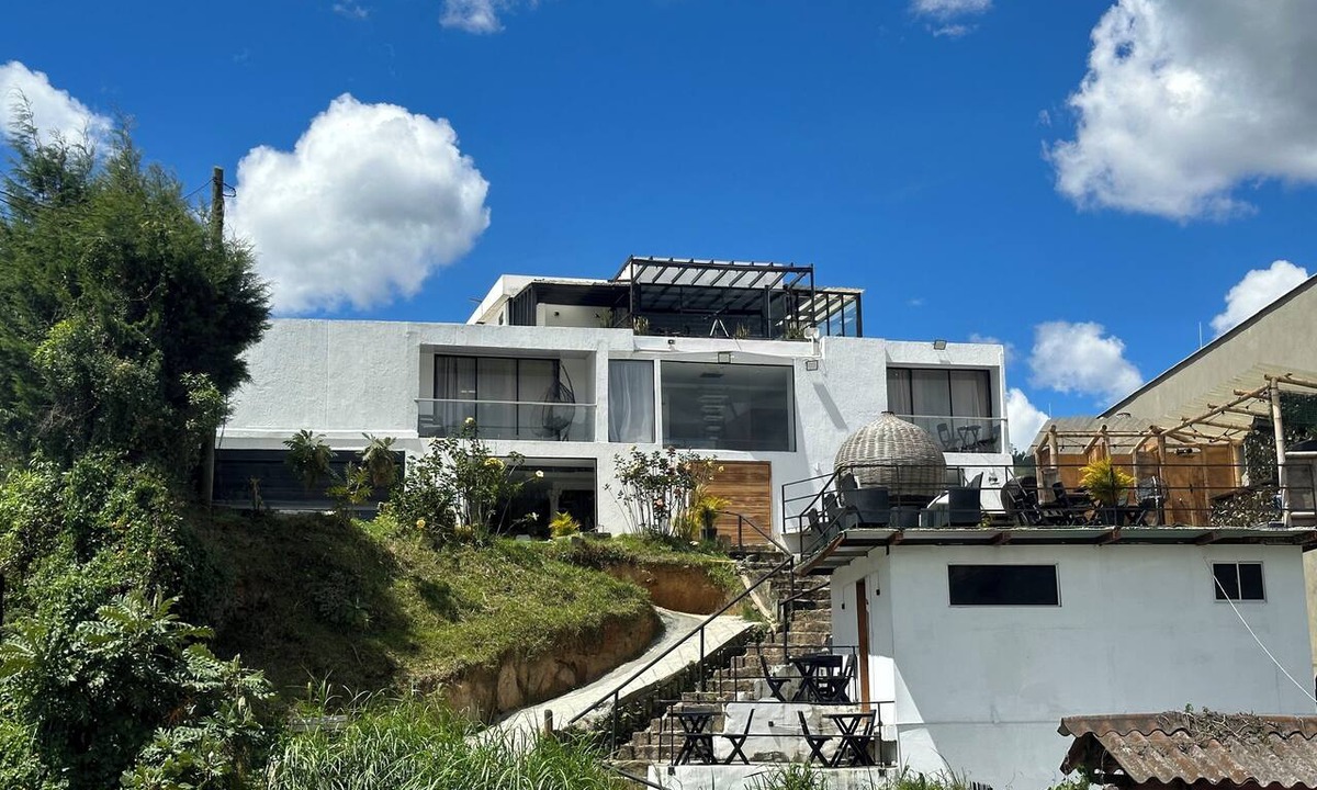 Guarne House | Spacious 5-bedroom MANSION in tranquil Guarne perfect for families & events