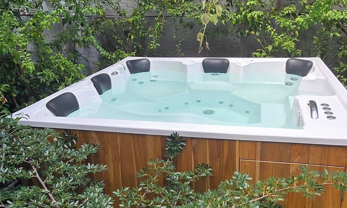 La America Hotel | Suite 1: Oasis Nomad Coliving with Jacuzzi and WiFi, Medel 2+