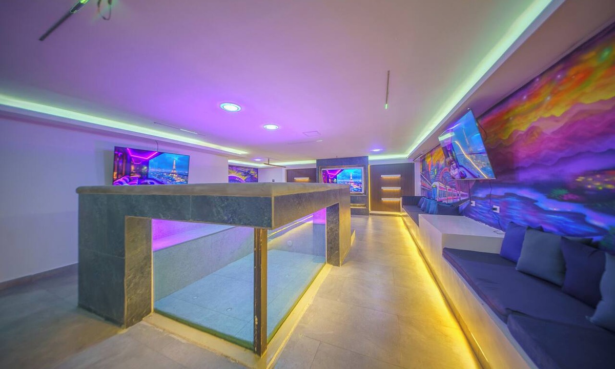 Castropol House | The Garden Mansion | 11 Bedrooms with Club Lounge Jacuzzi Olympic Pool Maid AC