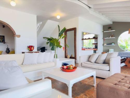 Calima Villa | Un Pedacito de Santorini en el Lago Calima