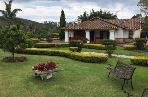 Llanogrande Apartment | 380 square meter 4 bedroom Luxury country house in Llanogrande in a 5500 squareM