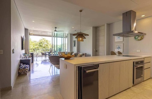 Porto Nao Apartment | 3BR beach escape w/pool, hot tub & gym