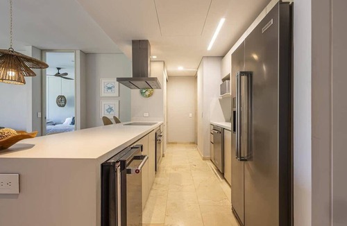 Porto Nao Apartment | 3BR beach escape w/pool, hot tub & gym