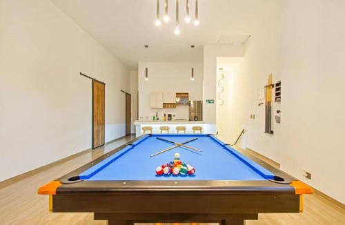 Zona Rosa Apartment | 6BR w Jacuzzi Private Baths Lleras