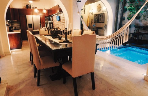 Centro House | 7 BR Mansion in Historic Downtown with Jacuzzi, Swimming Pool and Rooftop