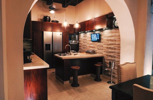 Centro House | 7 BR Mansion in Historic Downtown with Jacuzzi, Swimming Pool and Rooftop