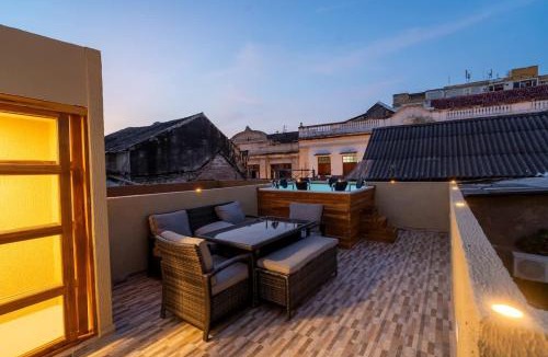 Centro House | 7BR Walled City Diamond Villa - Rooftop Heated Jacuzzi