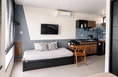 Monteria Condo | Acogedor ApartaSuit amoblado/de 1 dormitorio en Montería con aire acondicionado.