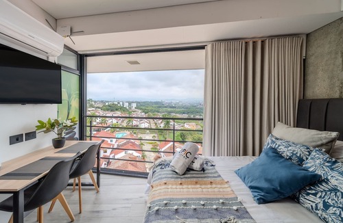 Pereira House | |Ahead| Serene Loft near airport with parking